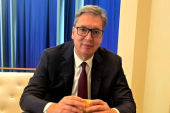 Oglasio se predsednik Vučić: Govor je završen, a sad navali na sendviče! (FOTO)