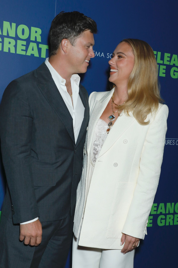 Skarlet Džohanson se pojavila sa suprugom u Njujorku i privukla pažnju efektnim belim kompletom (FOTO)