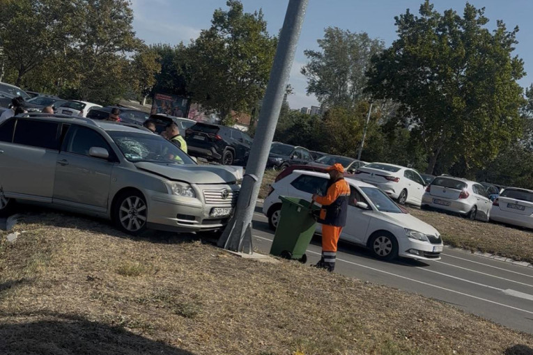 Slike ludila sa Novog Beograda: Kinezi poljskom mašinom srušili banderu (FOTO)