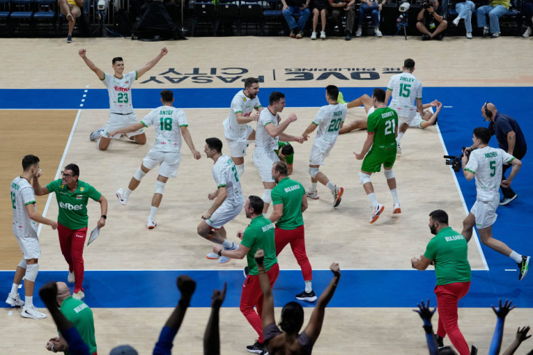 Problem za Zvezdu: Kenana su morali da iznesu sa terena (FOTO/VIDEO)