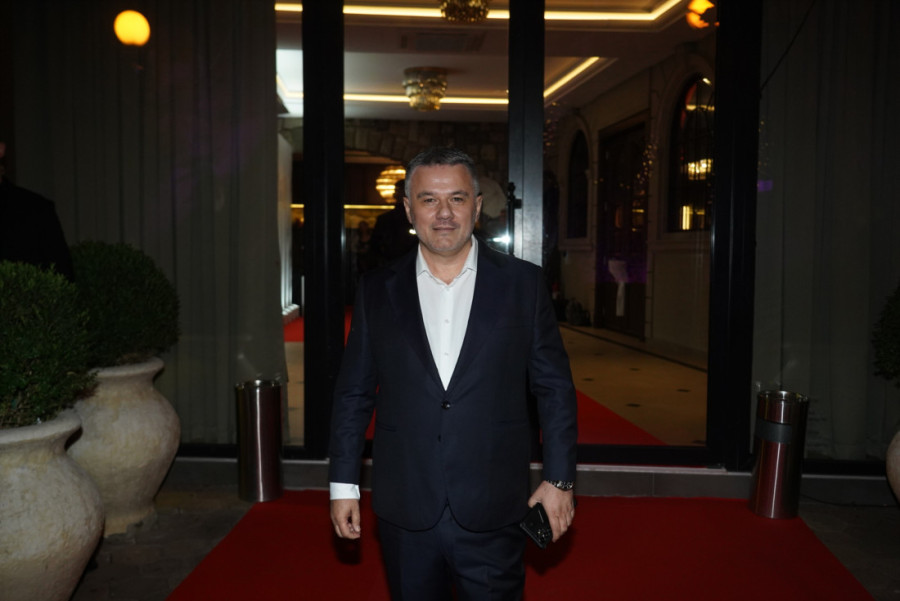 "Podržao bih vezu s pevačicom!" Estradni menadžer slavi sinu punoletstvo, napravio pravu feštu