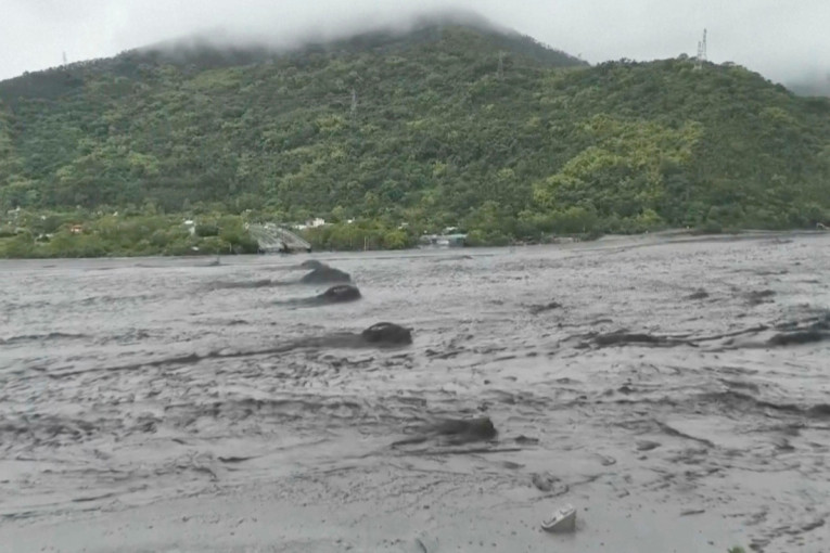 Ciklon potopio jug Srbije! Voda nosi sve pred sobom – put se pretvorio u reku! (VIDEO)