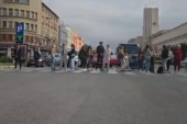 Mala grupa blokadera opet maltretira narod: Lako se prebroje, a zaustavili Beograd i Novi Sad (VIDEO)