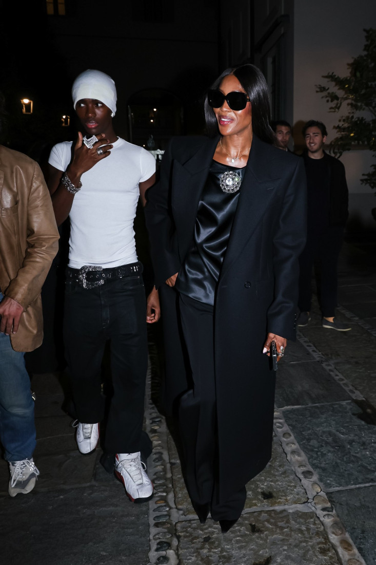 Obučena u crno od glave do pete: Naomi Kembel izgleda kao milion dolara (FOTO)