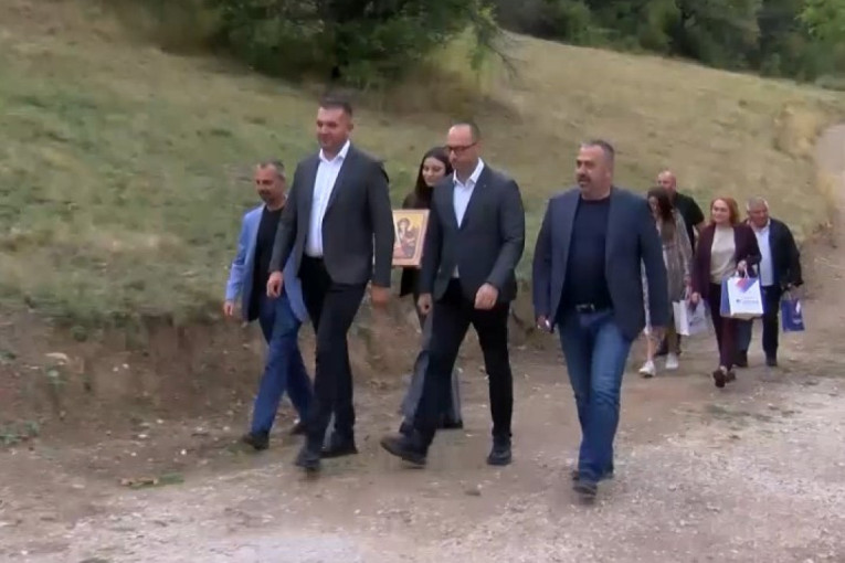 Zubin Potok: Četvoročlanoj porodici Rašković iz Drena uručeni ključevi kuće
