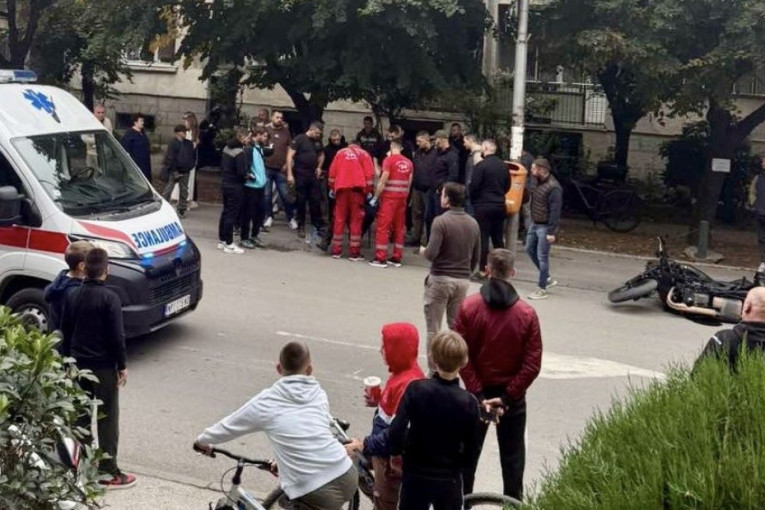 Drama u Novom Pazaru: Saobraćajka u centru, povređen motociklista