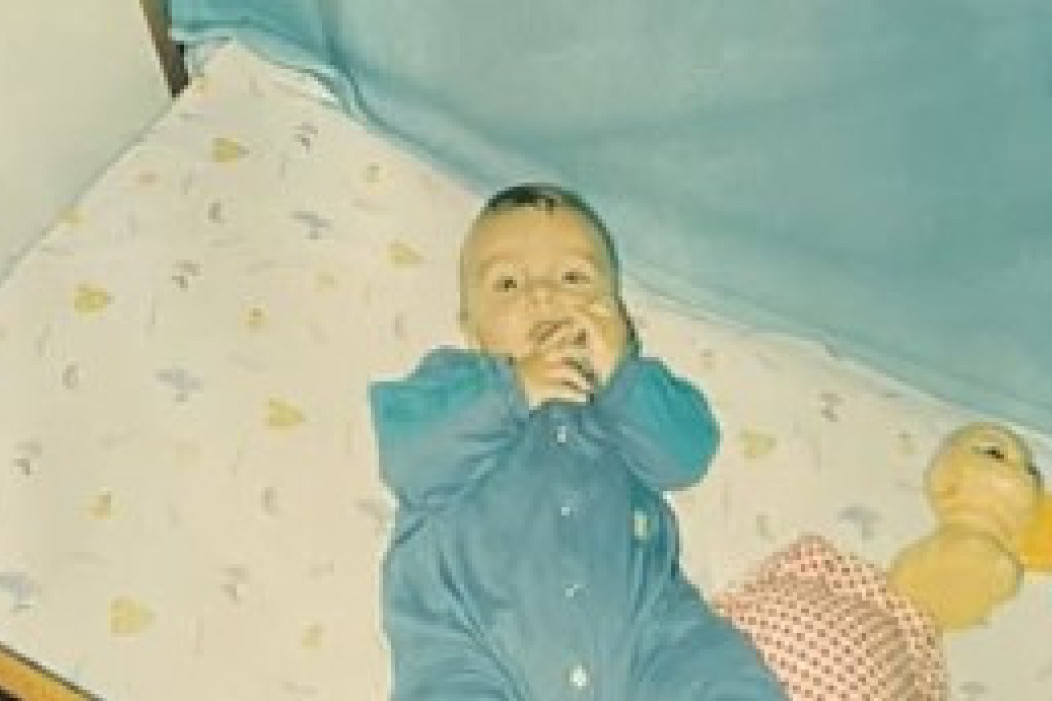 Da li prepoznajete dečaka s fotke? Danas je uspešan voditelj, a nekada je konobarisao i brisao šoferke!