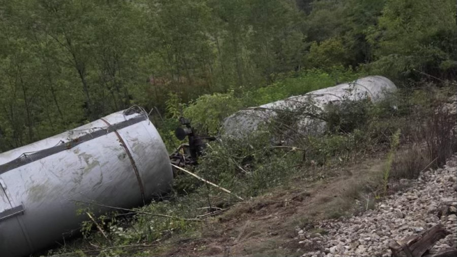 Iskliznule cisterne kod Ražana: Oko 110.000 litara dizela iscurilo pored puta, drama trajala celu noć! (FOTO)