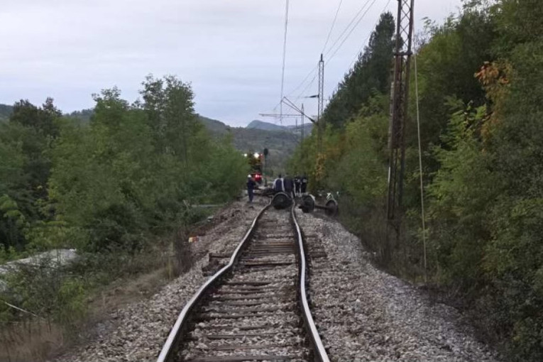 Železnički saobraćaj kod Kosjerića i dalje u prekidu: Curilo gorivo, niko nije povređen