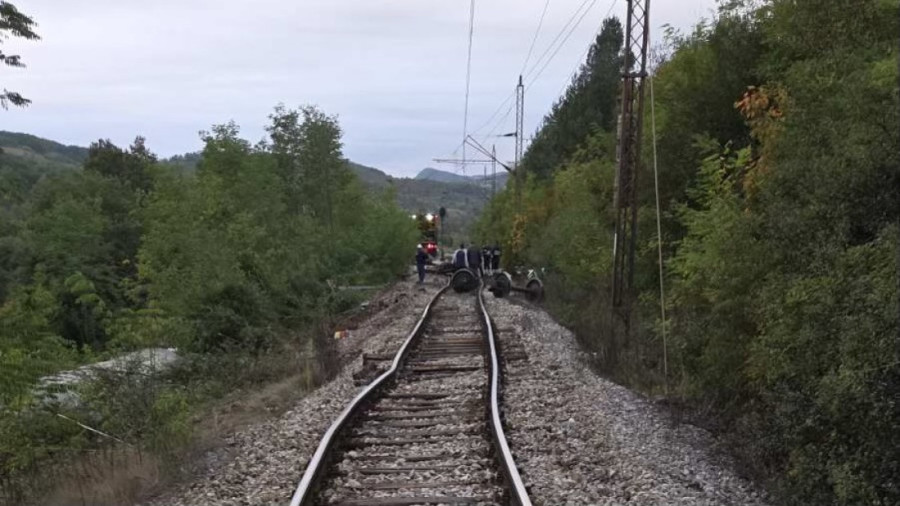 Iskliznule cisterne kod Ražana: Oko 110.000 litara dizela iscurilo pored puta, drama trajala celu noć! (FOTO)