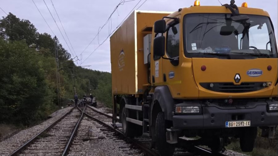 Iskliznule cisterne kod Ražana: Oko 110.000 litara dizela iscurilo pored puta, drama trajala celu noć! (FOTO)