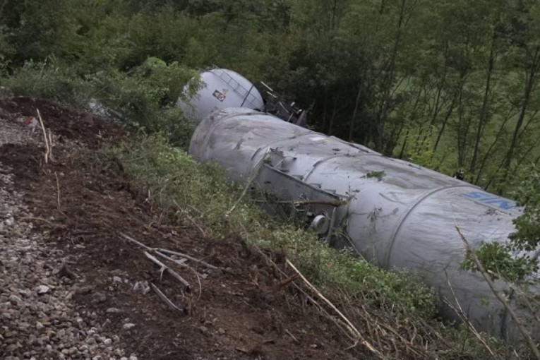 Dežurne ekipe čitav dan radile na popravci: Uspostavljen saobraćaj na pruzi kod Kosjerića