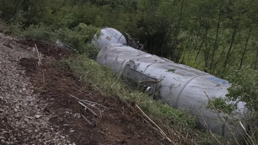 Iskliznule cisterne kod Ražana: Oko 110.000 litara dizela iscurilo pored puta, drama trajala celu noć! (FOTO)