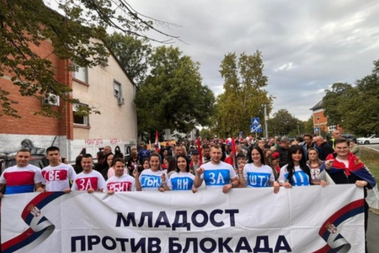 Predsednik Vučić rame uz rame sa slobodnim građanima u Obrenovcu: Ovde ima 6.000 ljudi, a večeras ih pumpa 2.700 u celoj Srbiji! (VIDEO)