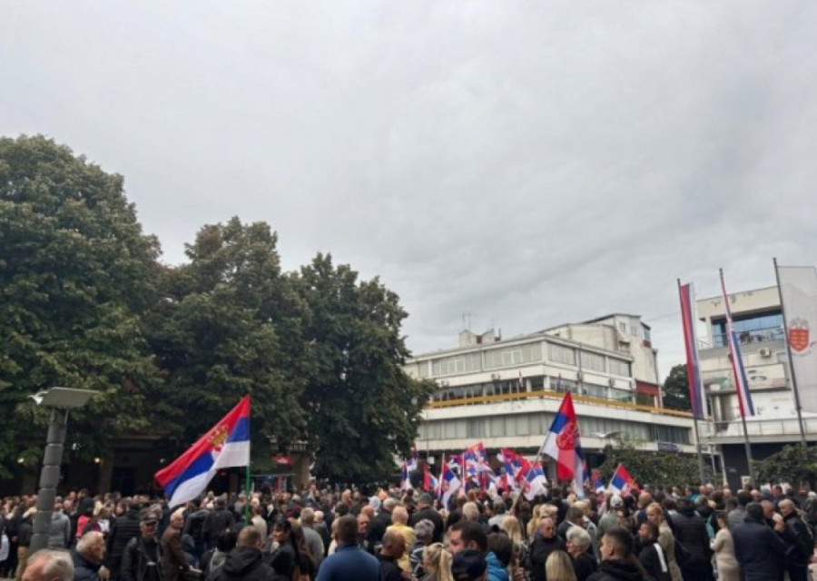 Predsednik Vučić sa narodom u Obrenovcu! Građani ustali protiv blokada - skoro 160.000 ljudi u maršu protiv terora (FOTO/VIDEO)
