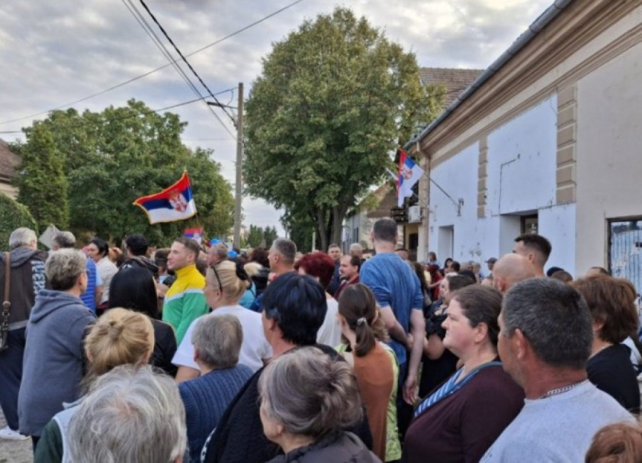 Predsednik Vučić sa narodom u Obrenovcu! Građani ustali protiv blokada - skoro 160.000 ljudi u maršu protiv terora (FOTO/VIDEO)