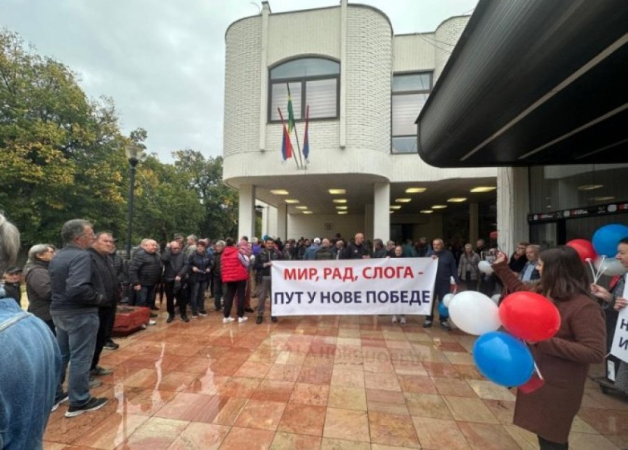 Predsednik Vučić sa narodom u Obrenovcu! Građani ustali protiv blokada - skoro 160.000 ljudi u maršu protiv terora (FOTO/VIDEO)