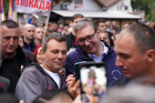 Predsednik Vučić rame uz rame sa slobodnim građanima u Obrenovcu: Ovde ima 6.000 ljudi, a večeras ih pumpa 2.700 u celoj Srbiji! (VIDEO)