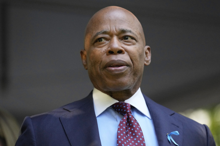 Erik Adams odustaje od kandidature za reizbor za gradonačelnika Njujorka (VIDEO)