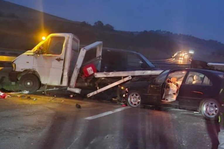 Težak udes kod Ražnja: Auto-put blokiran, hitne službe na terenu (FOTO)