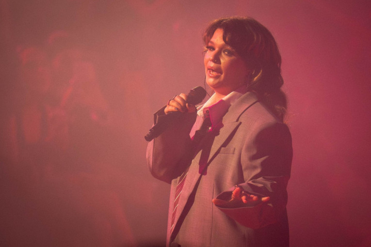 Srušila se na bini usred nastupa! Mladoj pevačici pritrčali lekari, odvezena odmah u bolnicu (VIDEO)