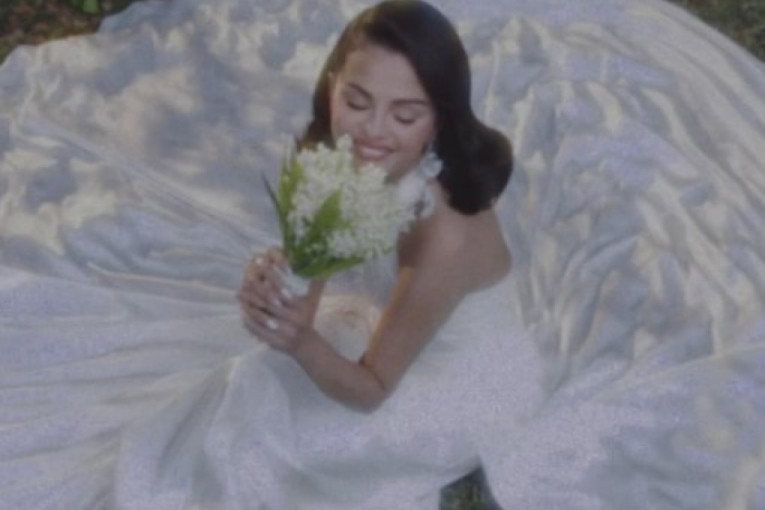 Klasični frenč odlazi u istoriju: Selena Gomez pokazala mladenački manikir koji obara s nogu! (FOTO/VIDEO)