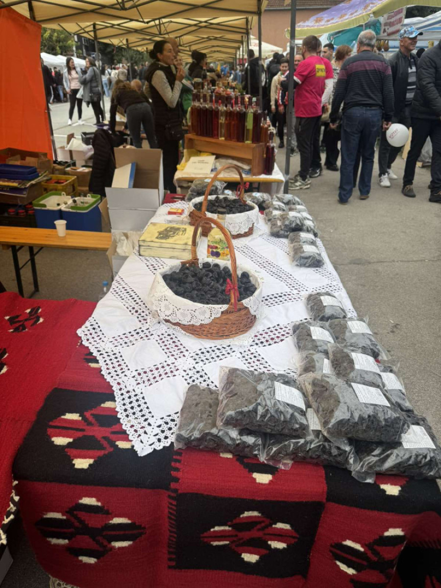 Posetili smo Festival zimnice u Koceljevi: Varošica oživela u najlepšim bojama i mirisima, ovo je pravi raj za gurmane (FOTO/VIDEO)