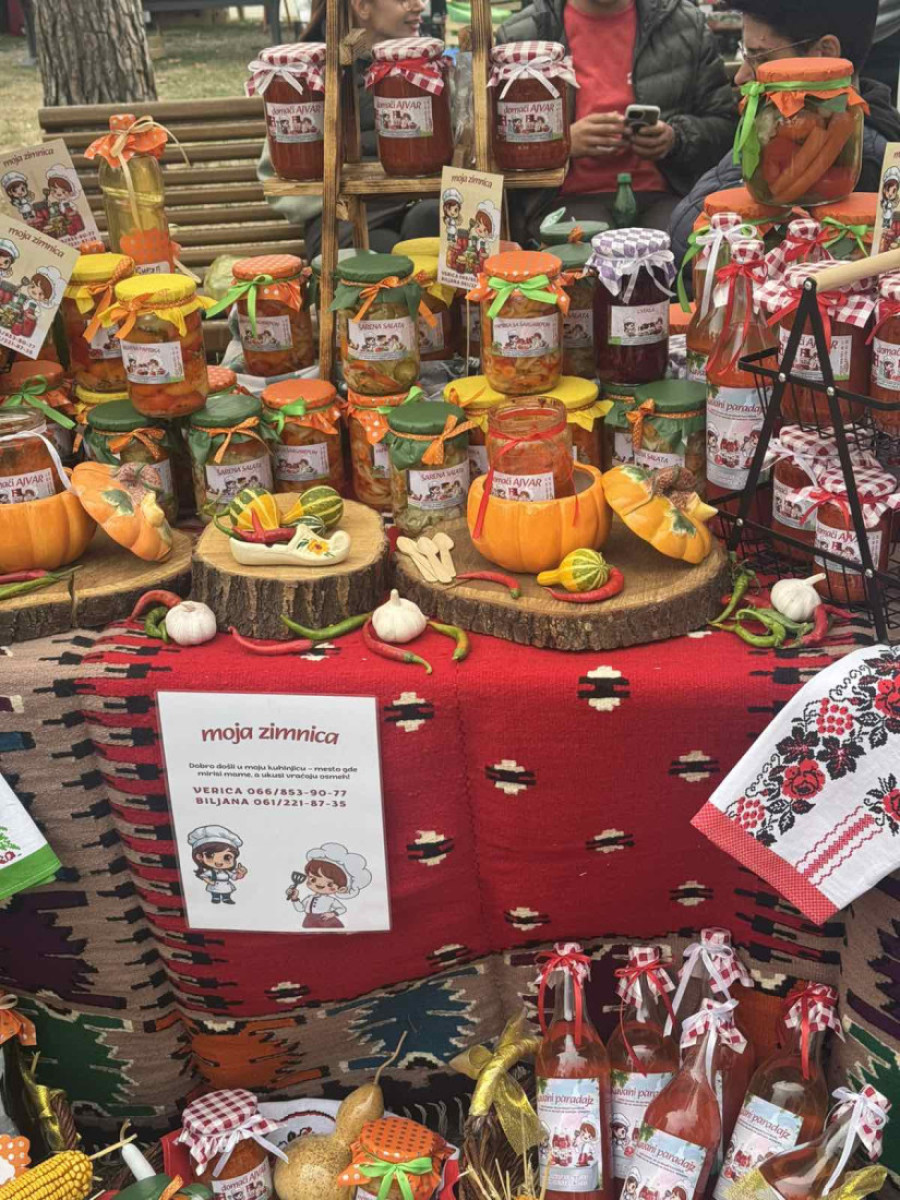 Posetili smo Festival zimnice u Koceljevi: Varošica oživela u najlepšim bojama i mirisima, ovo je pravi raj za gurmane (FOTO/VIDEO)