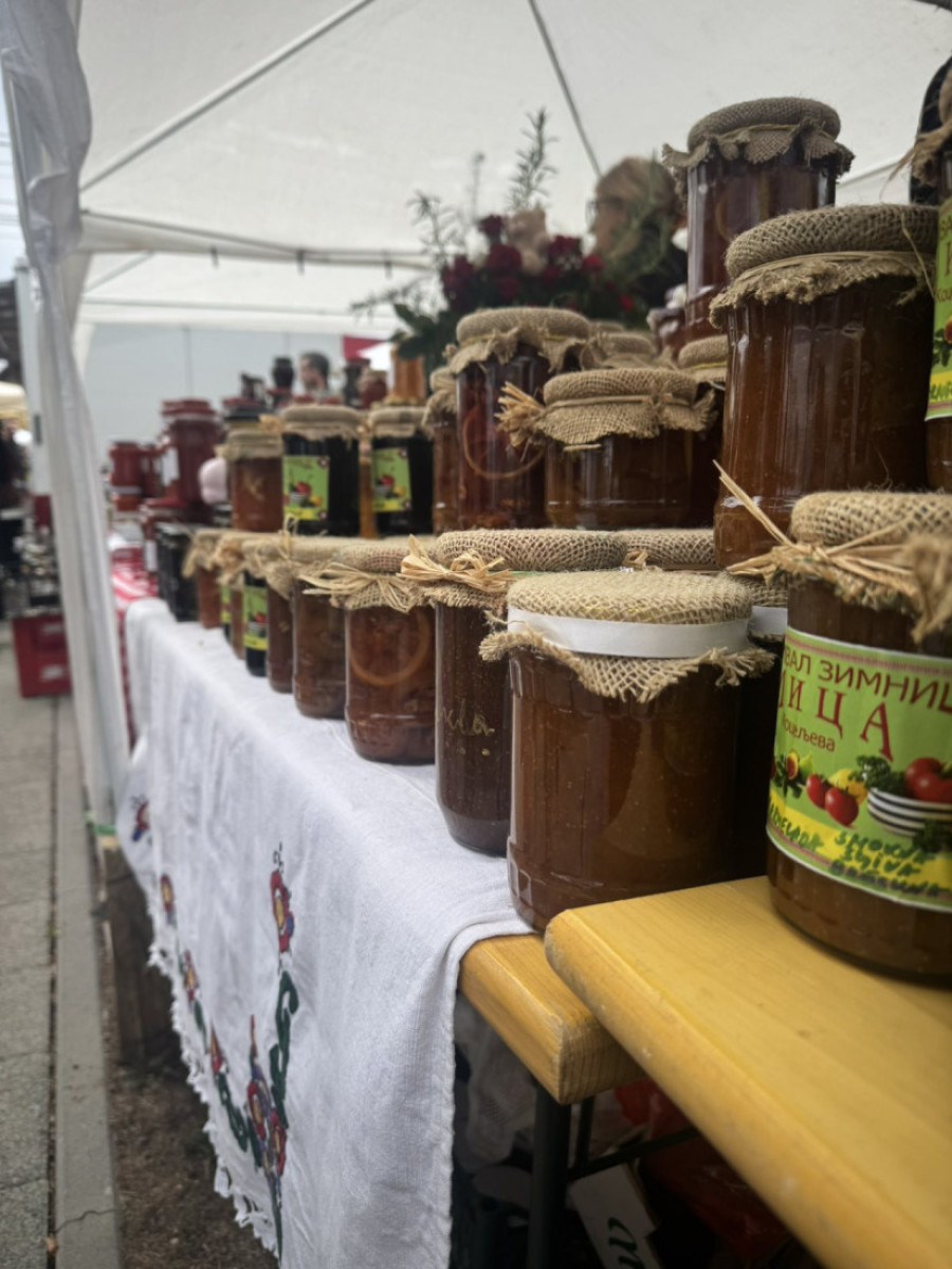 Posetili smo Festival zimnice u Koceljevi: Varošica oživela u najlepšim bojama i mirisima, ovo je pravi raj za gurmane (FOTO/VIDEO)