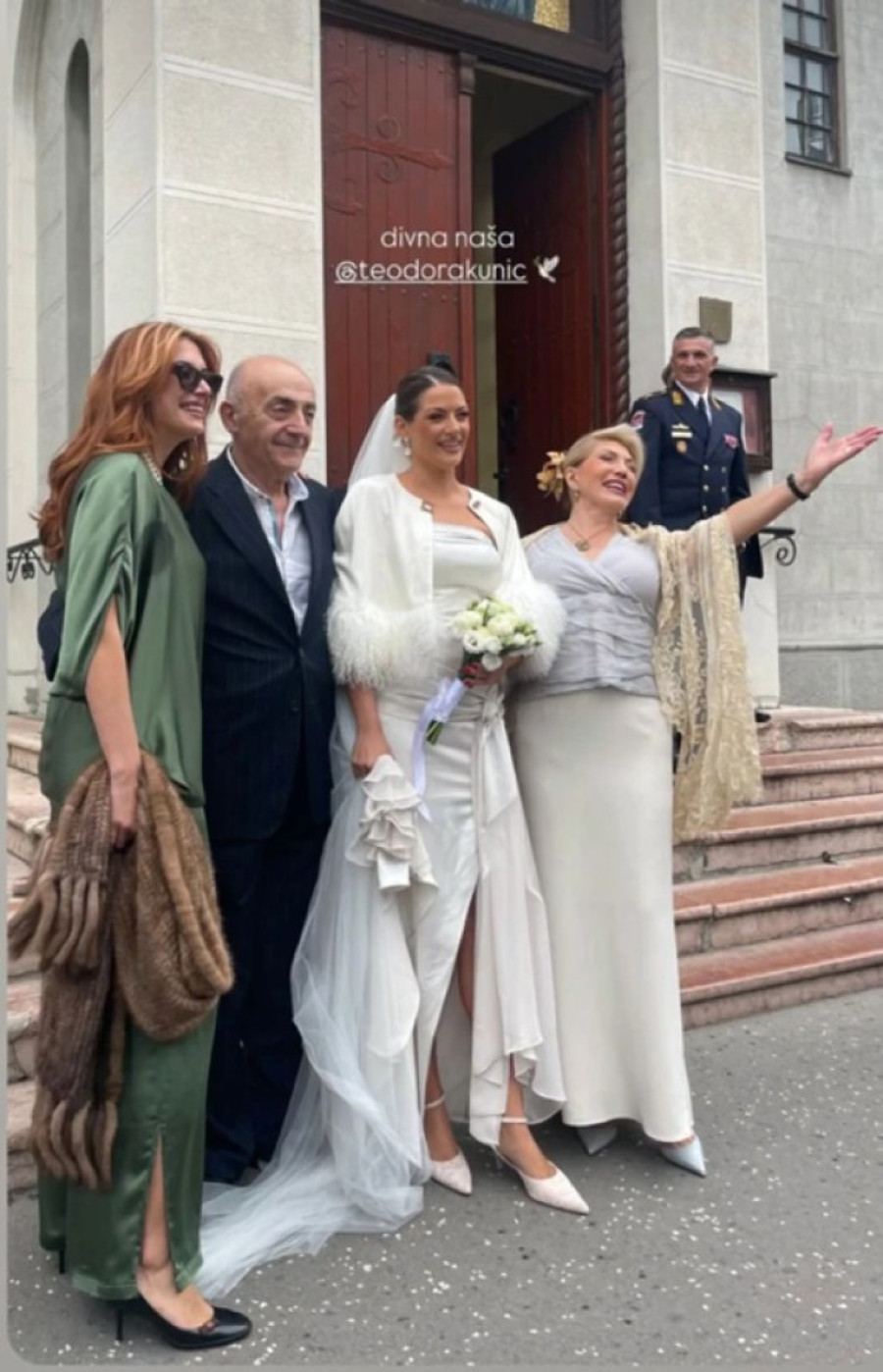 Udala se ćerka Suzane Mančić: Mlada veo do poda, mladoženja u uniformi, a voditeljka blista! (FOTO)