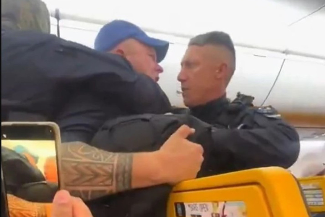 Momačko veče pretvoreno u horor: Pijani putnik pokušao da otvori vrata aviona