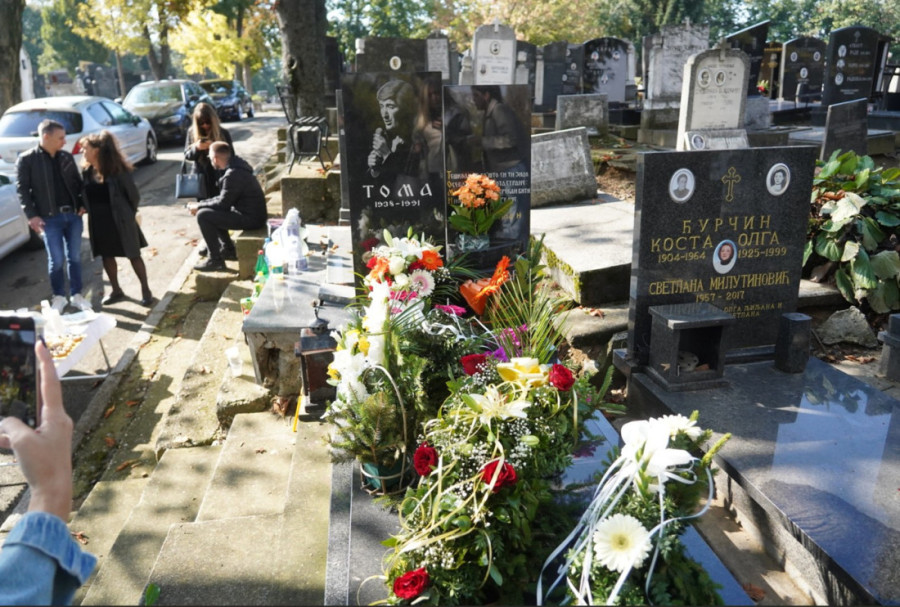 "Nije imao rak, nego retku bolest" Pomen Tomi Zdravkoviću: Udovica došla sa ovom pevačicom (FOTO)