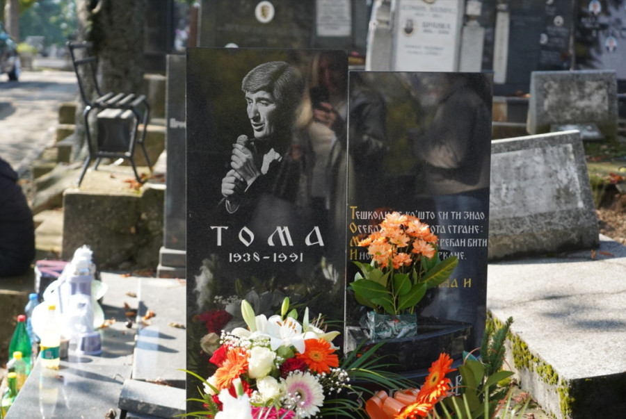 "Nije imao rak, nego retku bolest" Pomen Tomi Zdravkoviću: Udovica došla sa ovom pevačicom (FOTO)