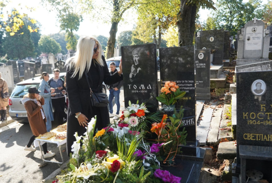 "Nije imao rak, nego retku bolest" Pomen Tomi Zdravkoviću: Udovica došla sa ovom pevačicom (FOTO)