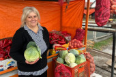 Dana sve što proizvede iz njive nosi odmah na tezgu pored puta: Paprika i kupus odličnog kvaliteta, a cene pristojne (FOTO)