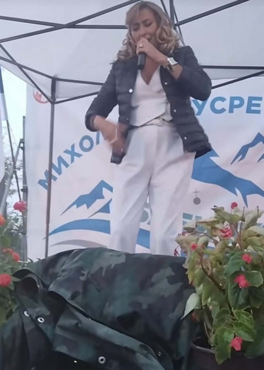 Sneki se pljeskala po zadnjici na manifestaciji, pa se obratila muzičarima: Gde, bre, gledaš? (VIDEO)