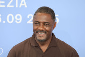 Idris Elba sa dve nove uloge ispisuje filmsku istoriju: Nijednom glumcu ovo nije pošlo za rukom (FOTO)