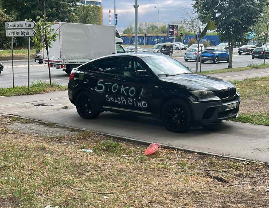 Uništen skupoceni automobil s Novog Beograda je Đeksonov: Osvanule uvredljive poruke (FOTO/VIDEO)