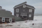 Uragani Imelda i Umberto ruše obalu: Kuće nestaju u okeanu (VIDEO)