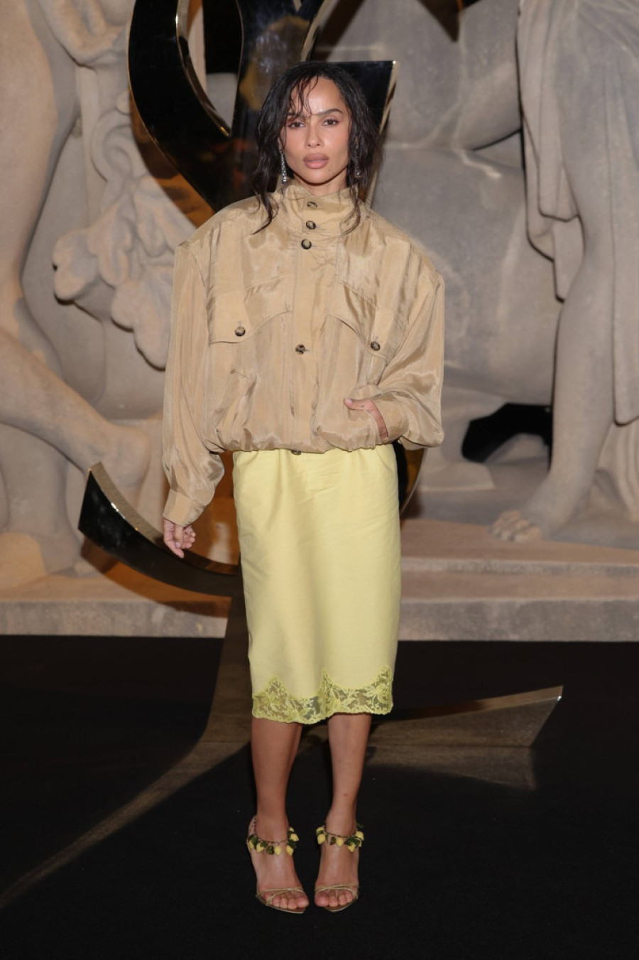 Jakna iz tatinog ormara postala modni hit: Hejli, Zoi i Čarli zapalile Pariz komadom koji je must-have ove sezone (FOTO/VIDEO)