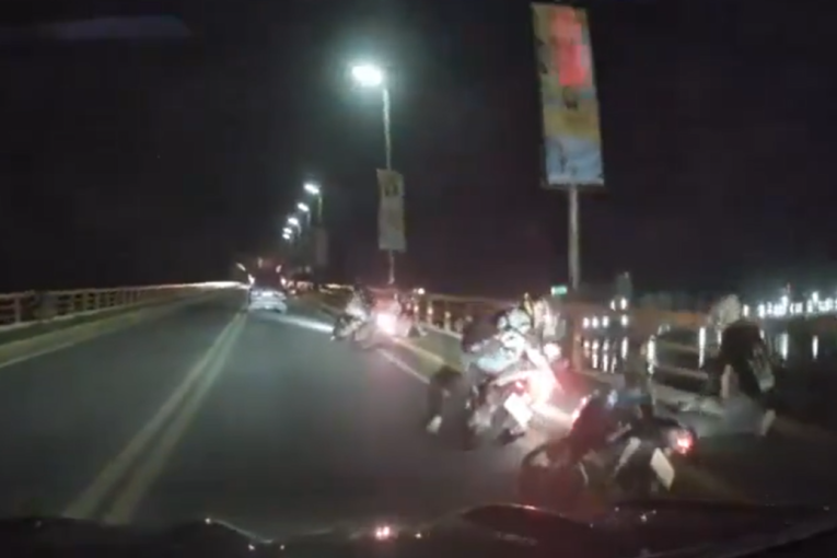 Pojavili se snimci razornog zemljotresa: Saobraćaj staje, most se ljulja, motori padaju (VIDEO)