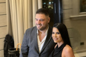 Poznati estradni par ovako slavi godišnjicu braka: Niske strasti u đakuziju (FOTO)