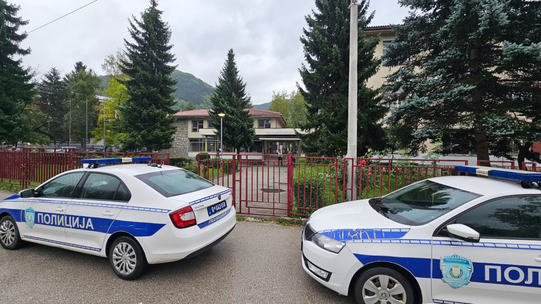 Dojave o bombama u školama širom Srbije: Evakuisani učenici u Novom Pazaru, Prijepolju, Vranju, Novoj Varoši i Beogradu (FOTO/VIDEO)
