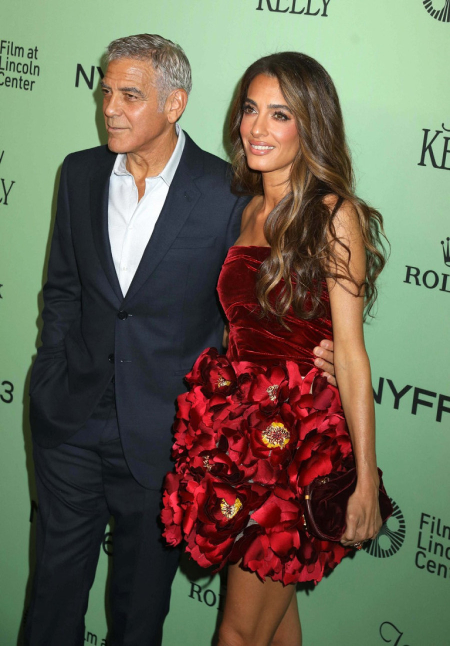 Kao najlepši cvet u buketu: Amal Kluni prošetala je raskošnu kreaciju koja je sve prisutne ostavila bez daha (FOTO)