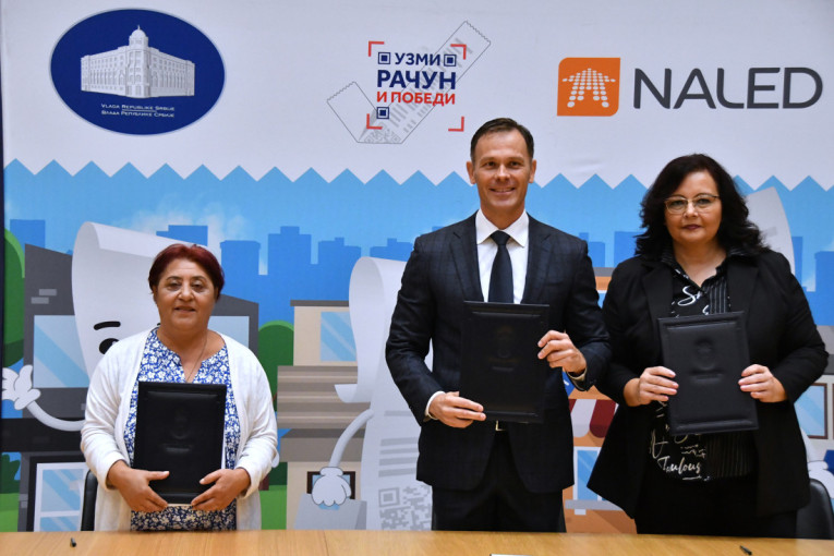 Mali uručio ključeve stana i automobila dobitnicima igre "Uzmi račun i pobedi" (FOTO)