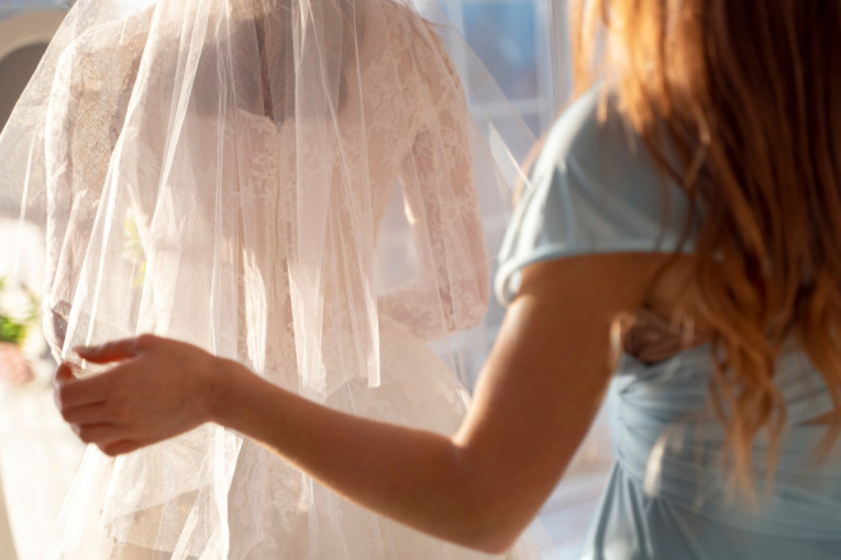 Nevesta tvrdi da joj je sestra namerno uništila venčanicu, a evo zbog čega je i dalje ogorčena