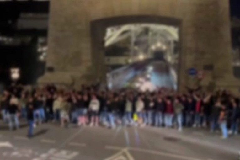 Delije okupirale Portugaliju: Žurka navijača Zvezde u centru Porta (VIDEO)