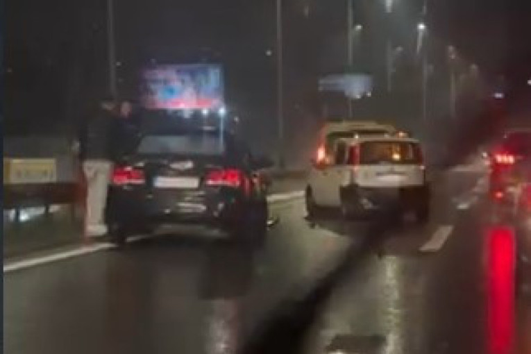 Lančani sudar kod Dušanovca! Više od pet vozila učestvovalo u nezgodi, delovi rasuti po putu! (VIDEO)