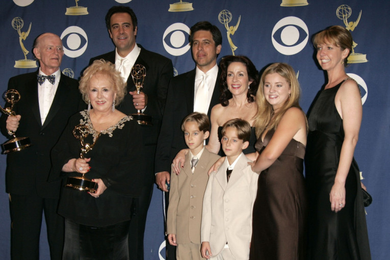 Glumci iz serije "Svi vole Rejmonda" se ponovo okupljaju: Veliki jubilej kao omaž preminulim kolegama (FOTO)