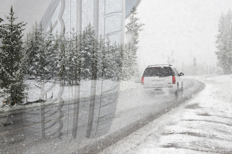 Vozači u opasnosti: Policija upozorava - sneg i led ne praštaju!